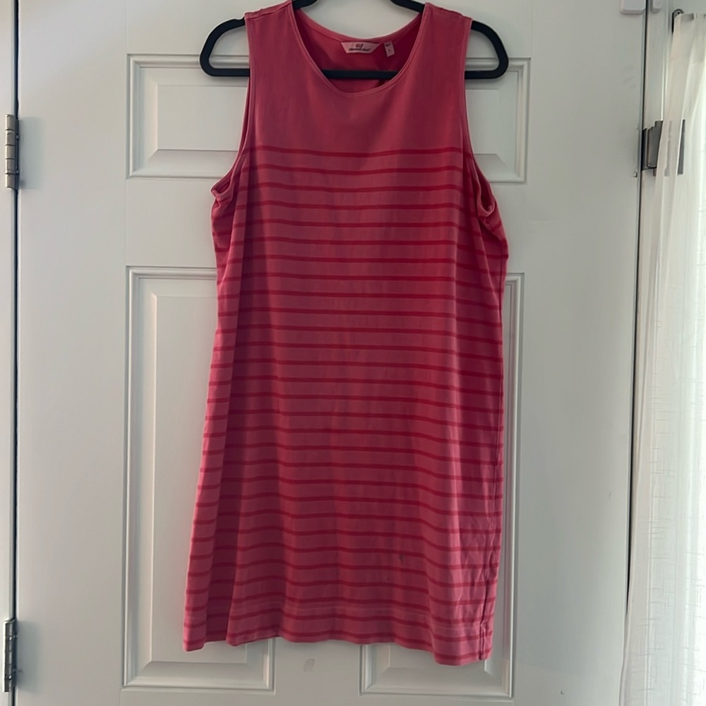 Summer staple!! Beautiful Vineyard Vines dress, pink color, size L